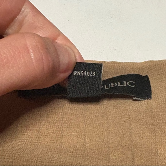 Banana Republic Tan Pleated Sleeveless Blouse - Picture 6 of 9